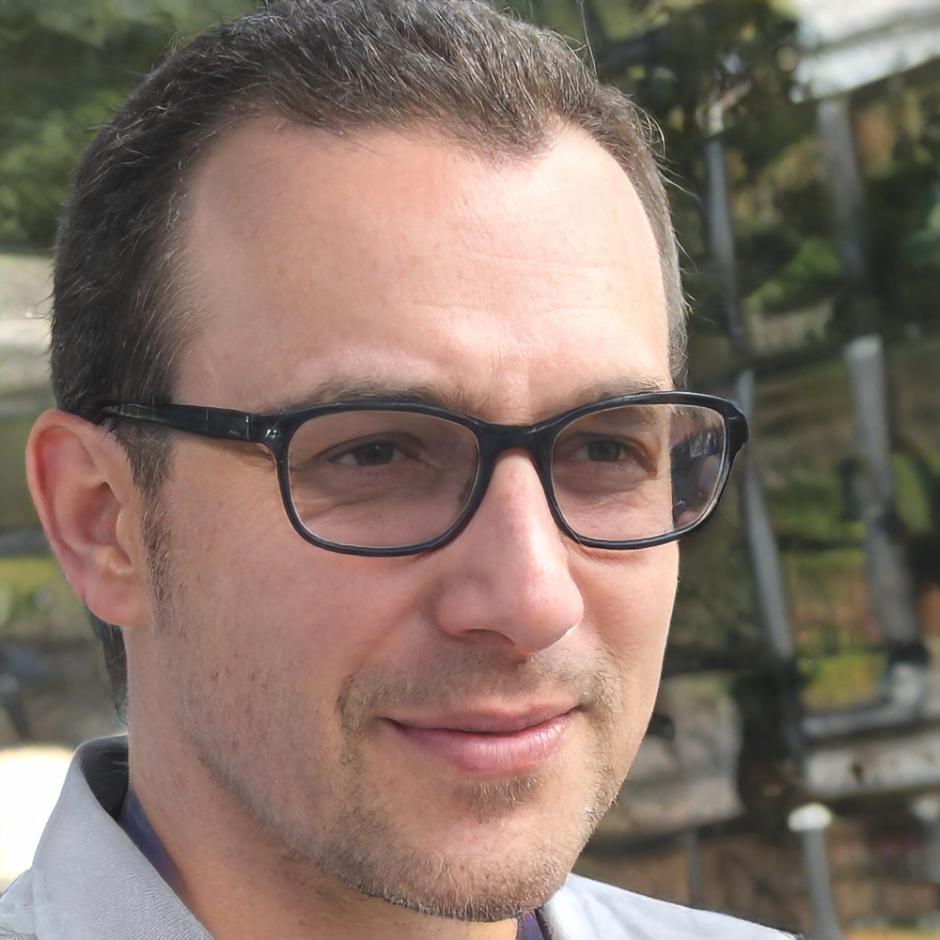 Senior financial instructor with extensive market experience